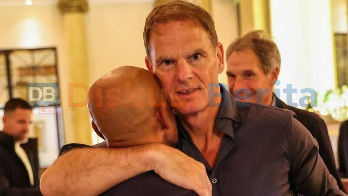 Geger Frank De Boer Peluk Simon Tahamata 2025 1