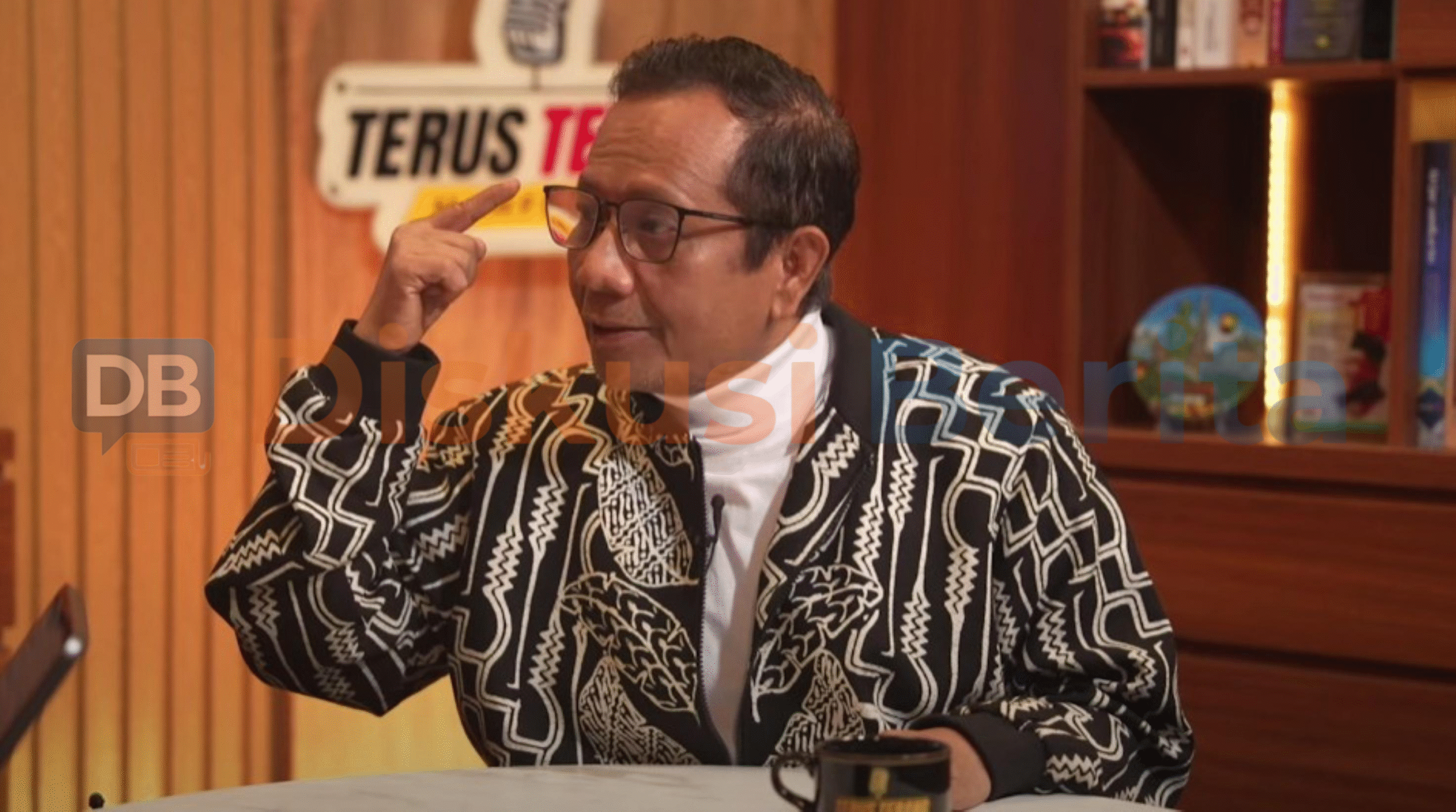 Gila Mahfud Kritik KPK Isu Whoosh 2025