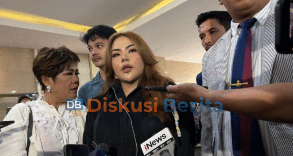 Besok Lisa Mariana Hadapi Kasus Pencemaran RK